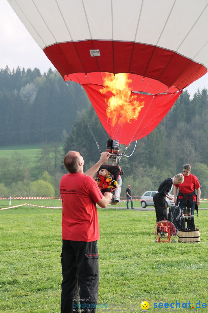 Eglofser Feuerzauber mit Ballongluehen: Eglofs - Wangen im Allgaeu, 01.05.2