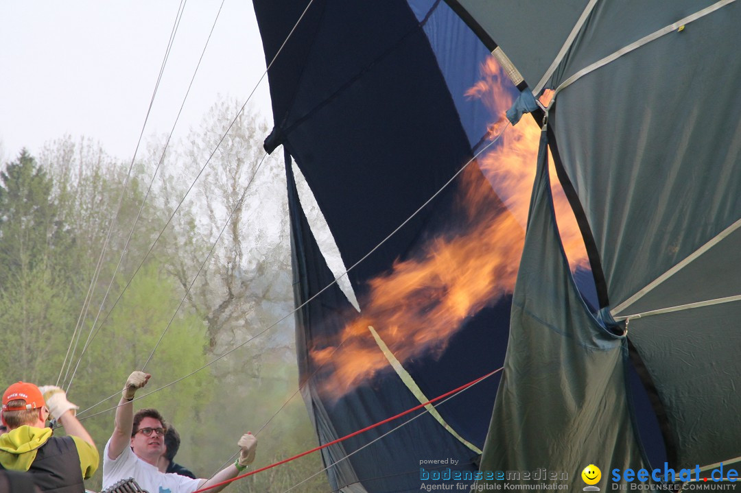 Eglofser Feuerzauber mit Ballongluehen: Eglofs - Wangen im Allgaeu, 01.05.2