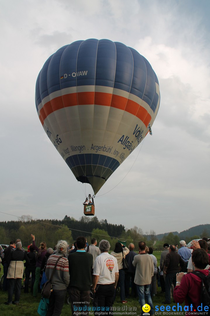 Eglofser Feuerzauber mit Ballongluehen: Eglofs - Wangen im Allgaeu, 01.05.2