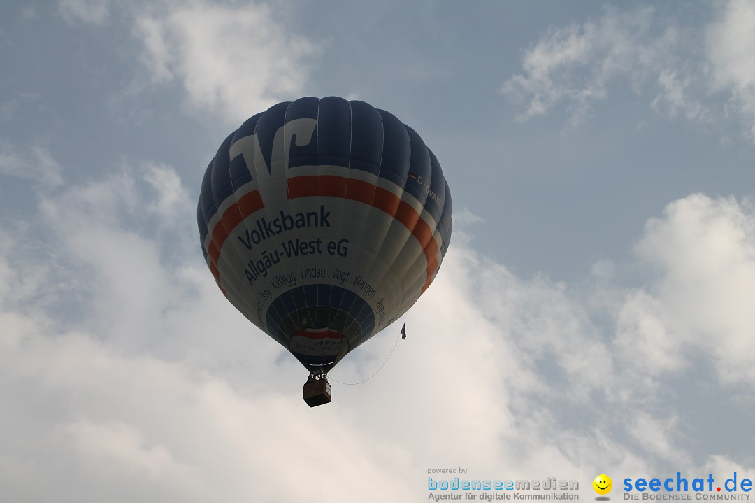 Eglofser Feuerzauber mit Ballongluehen: Eglofs - Wangen im Allgaeu, 01.05.2