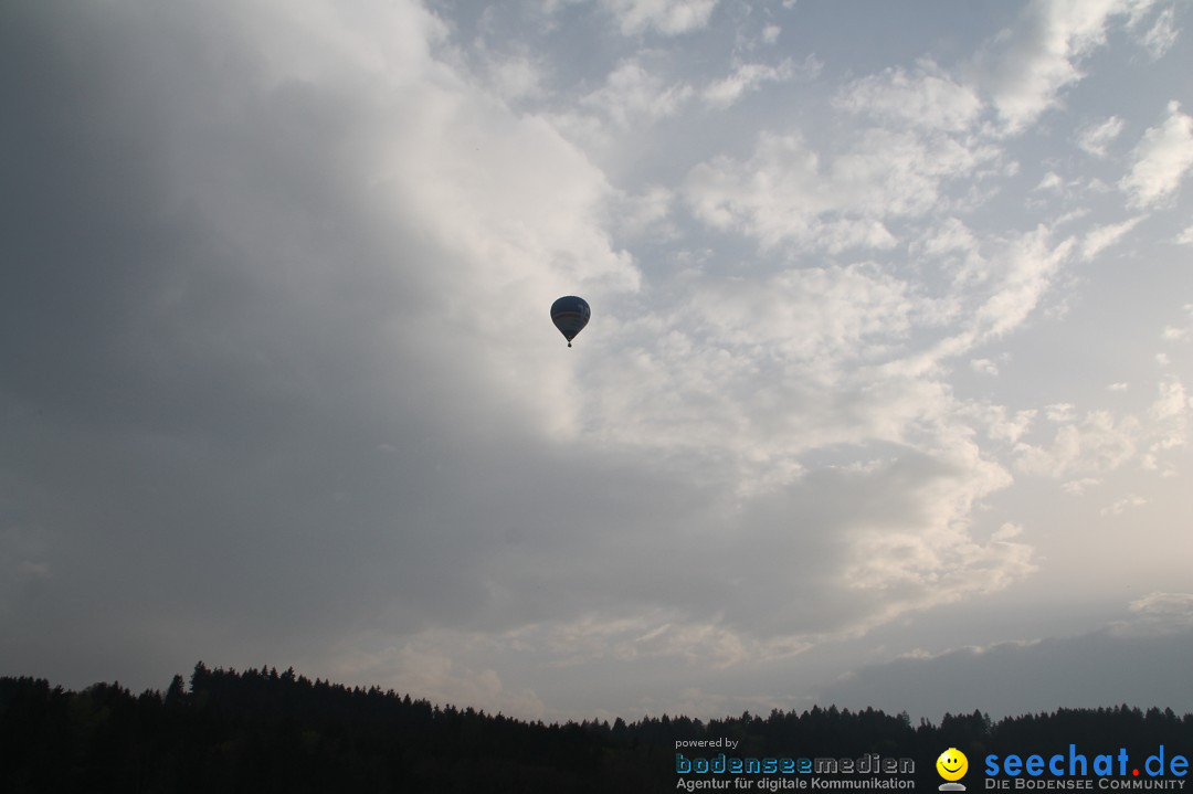 Eglofser Feuerzauber mit Ballongluehen: Eglofs - Wangen im Allgaeu, 01.05.2