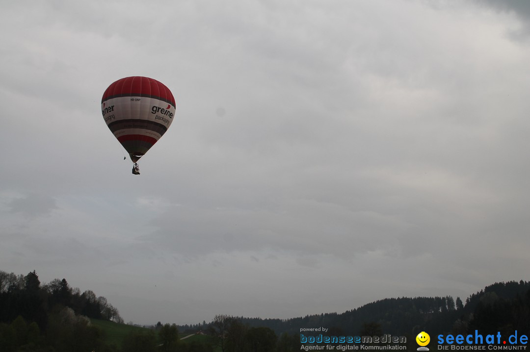 Eglofser Feuerzauber mit Ballongluehen: Eglofs - Wangen im Allgaeu, 01.05.2