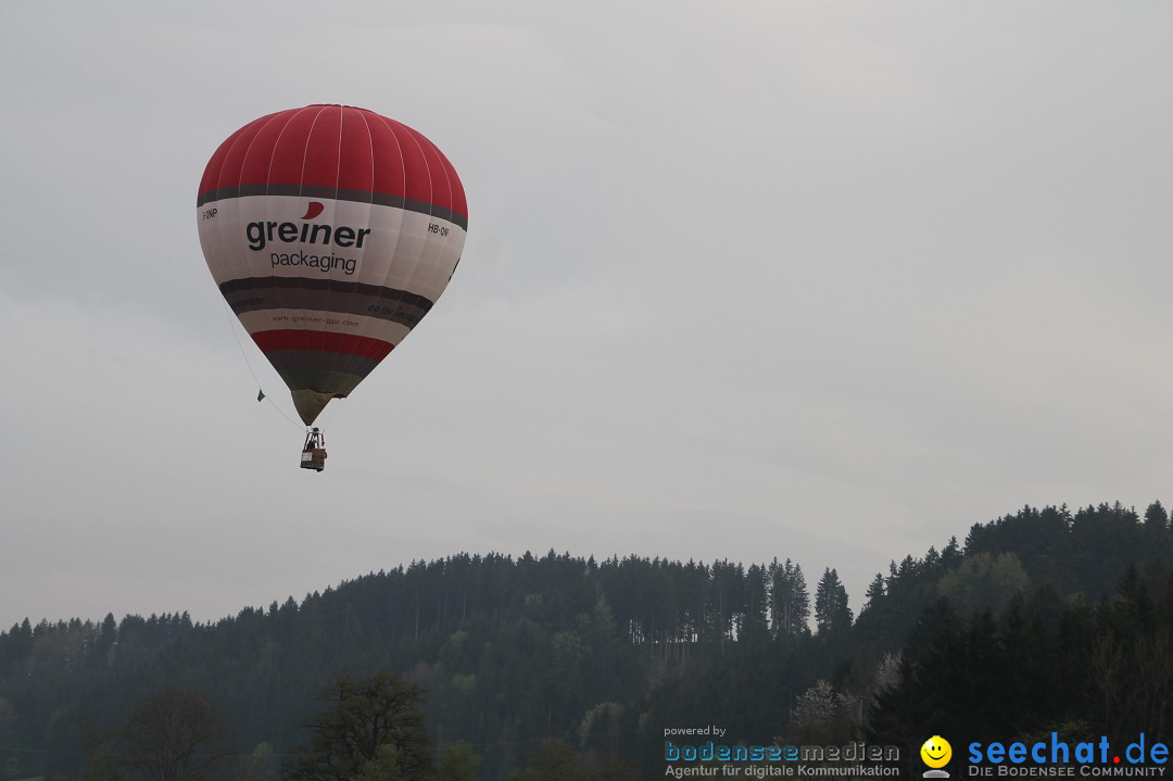 Eglofser Feuerzauber mit Ballongluehen: Eglofs - Wangen im Allgaeu, 01.05.2