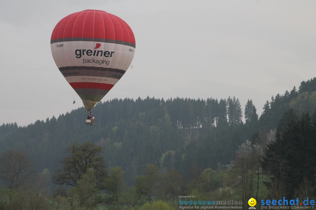 Eglofser Feuerzauber mit Ballongluehen: Eglofs - Wangen im Allgaeu, 01.05.2