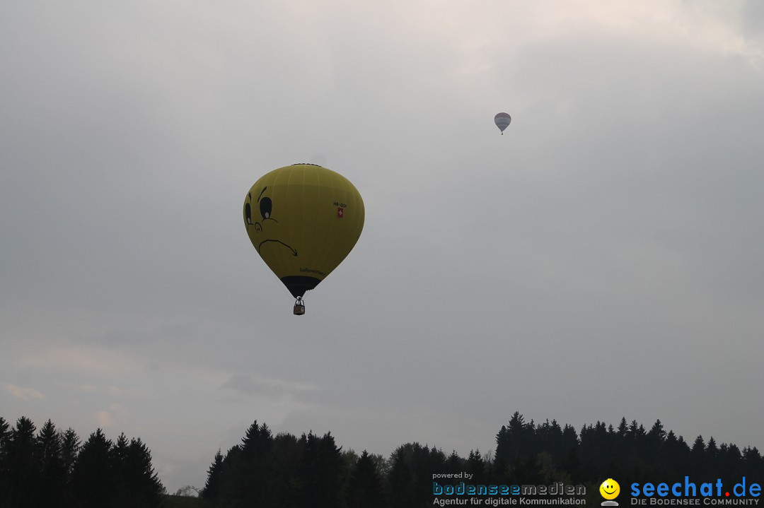 Eglofser Feuerzauber mit Ballongluehen: Eglofs - Wangen im Allgaeu, 01.05.2