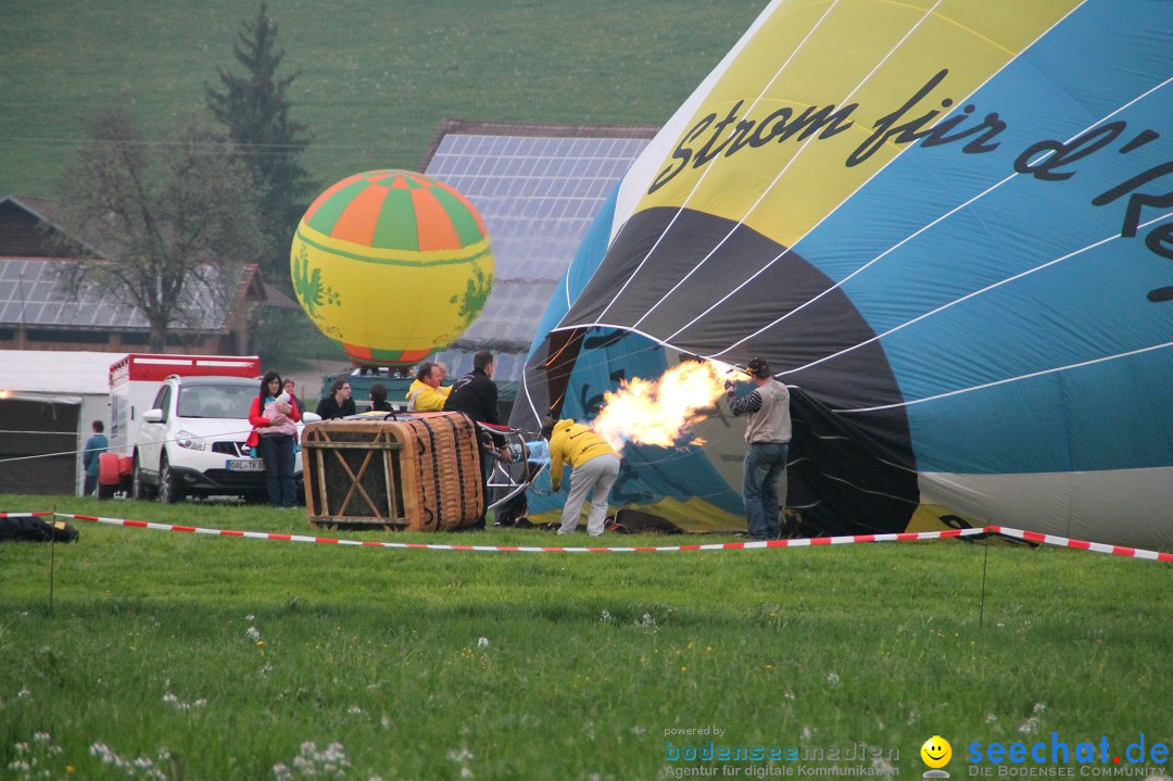 Eglofser Feuerzauber mit Ballongluehen: Eglofs - Wangen im Allgaeu, 01.05.2