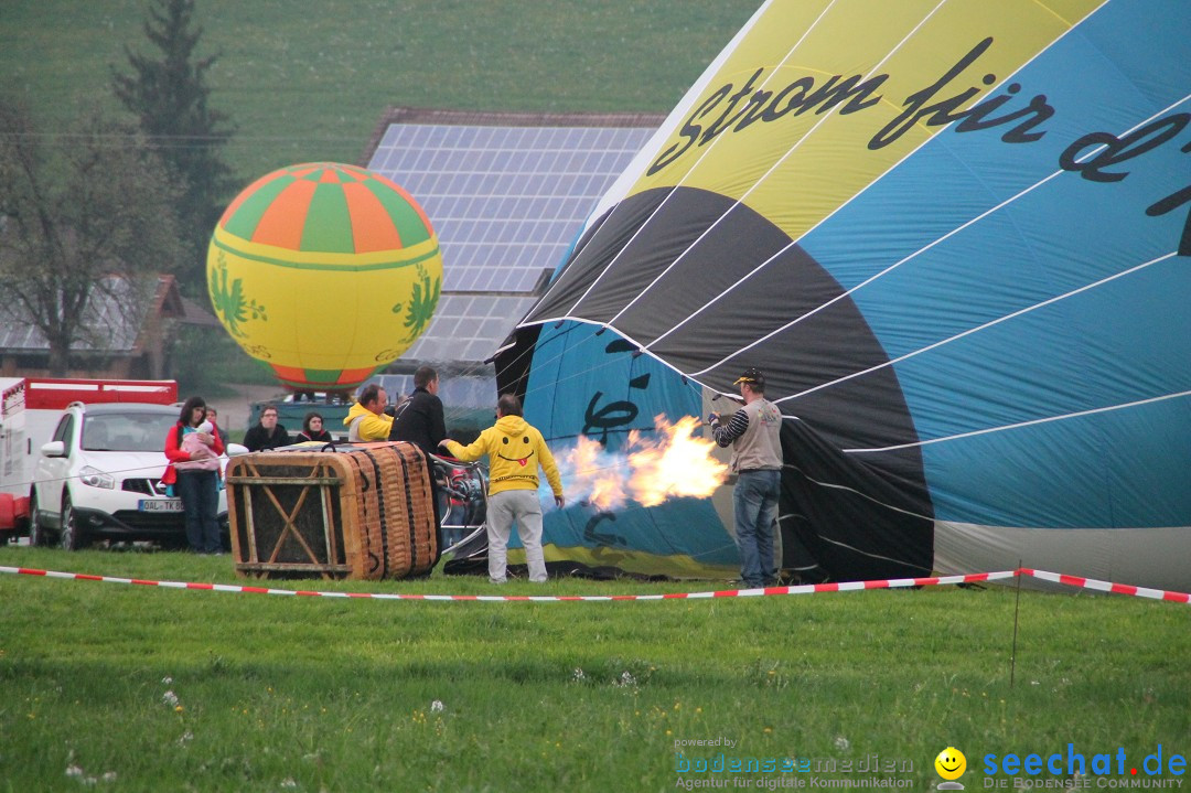 Eglofser Feuerzauber mit Ballongluehen: Eglofs - Wangen im Allgaeu, 01.05.2