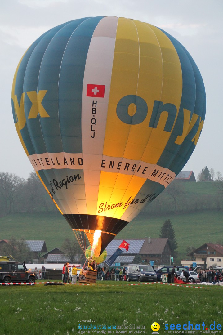 Eglofser Feuerzauber mit Ballongluehen: Eglofs - Wangen im Allgaeu, 01.05.2