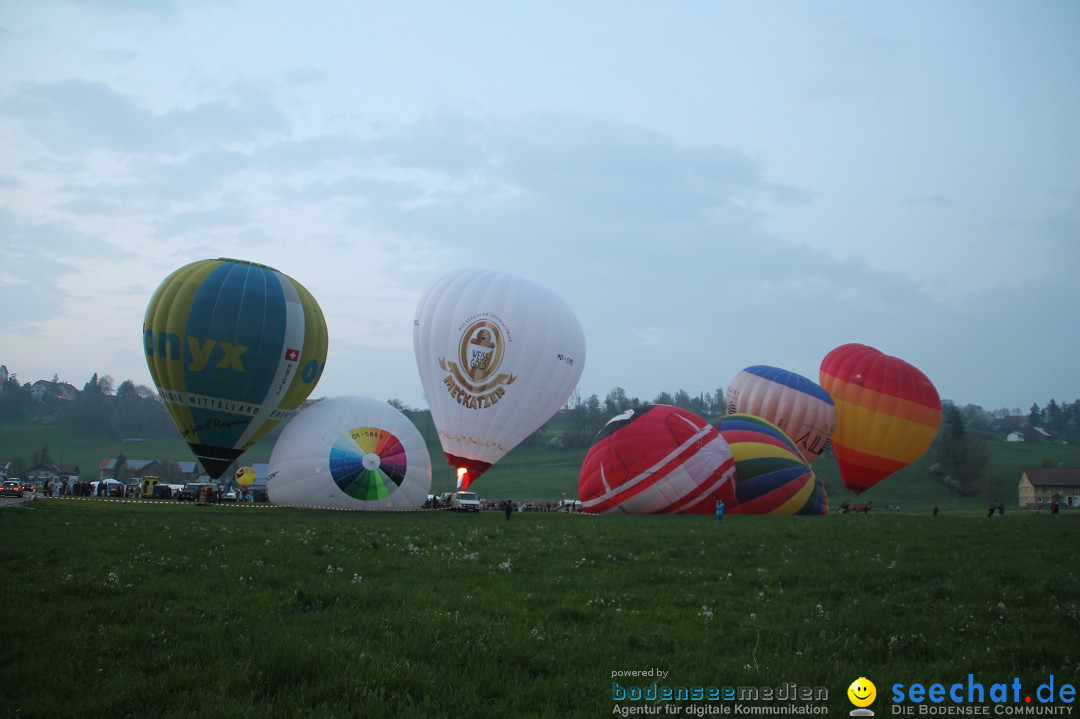 Eglofser Feuerzauber mit Ballongluehen: Eglofs - Wangen im Allgaeu, 01.05.2