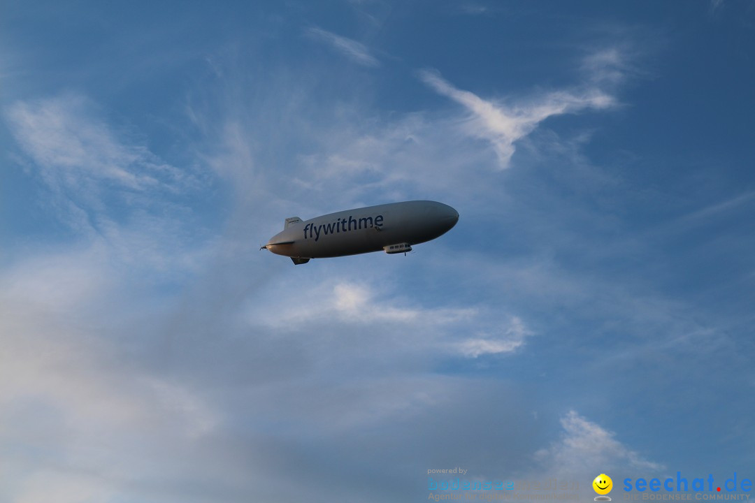 Zwei Zeppelin NT im Formations-Flug: Friedrichshafen am Bodensee, 19.10.201