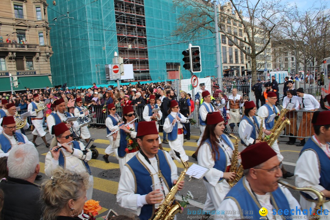 Sechselaeuten Umzug der Zuenfte: Zuerich, 17.04.2023